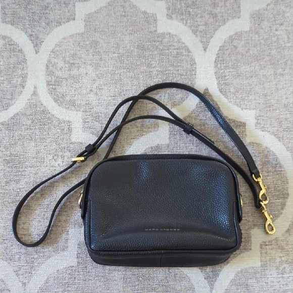 Marc Jacobs Handbags - Marc Jacobs Black Leather Crossbody Bag E-the Squeeze